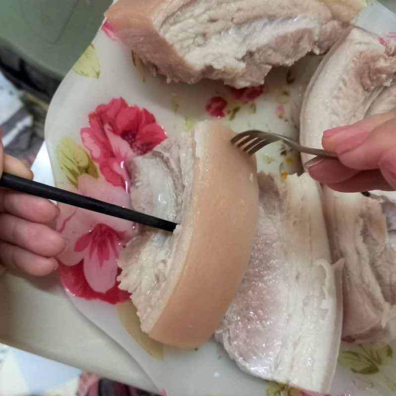 Step 1 Prepare the ingredients Fried Pork Belly with Fish Sauce (recipe shared by a user)