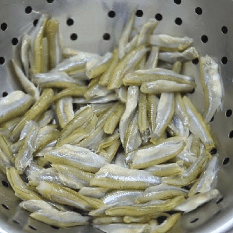 Step 1 Prepare the ingredients and marinate the fish for Braised Catfish with Pork Skin