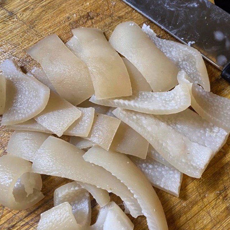 Step 1 Prepare the ingredients and marinate the fish Tong fish braised with pork skin
