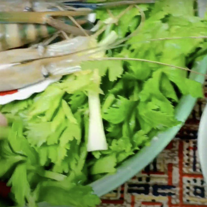 Step 1 Prepare the ingredients for Lotus Stem Soup with Shrimp