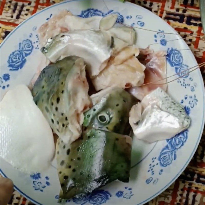 Step 1 Prepare the ingredients for Lotus Stem Soup with Shrimp