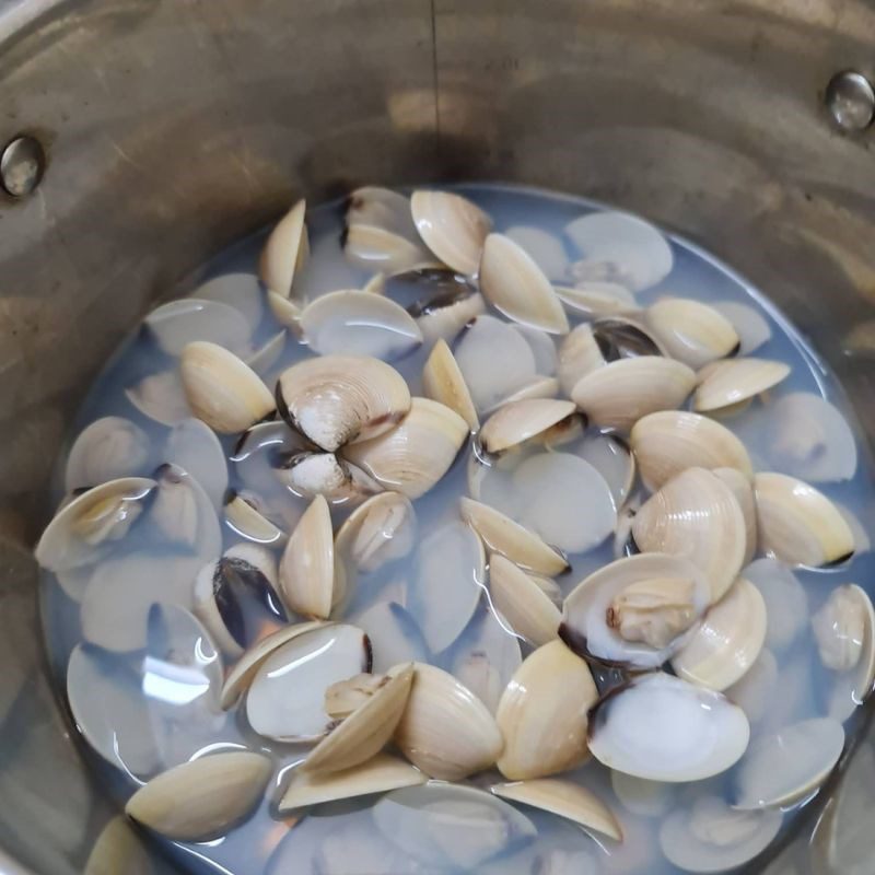 Step 1 Prepare the ingredients for clam soup with chives