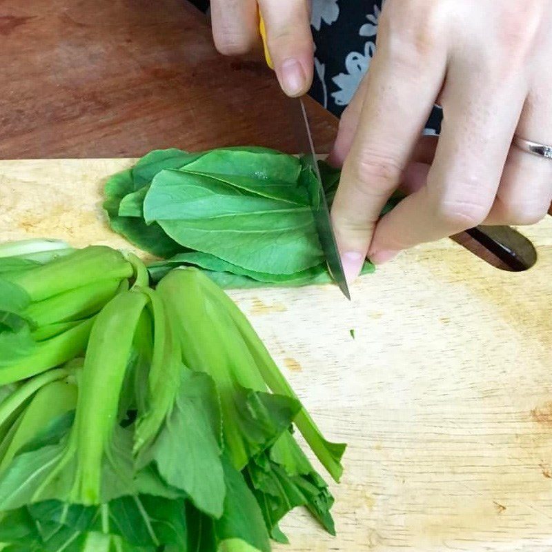 Step 1 Preparing ingredients for Fried Pho with vegetarian mushrooms