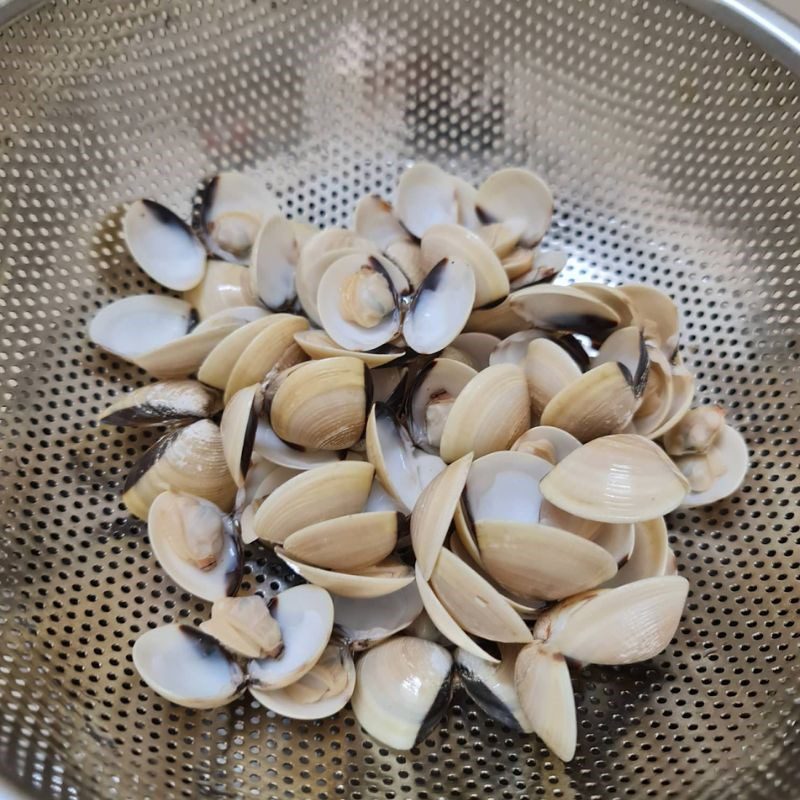 Step 1 Prepare ingredients for clam soup with chives