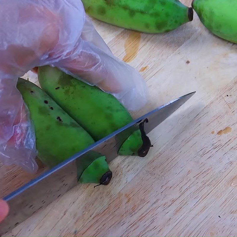 Step 1 Prepare the ingredients Thai-style green bananas with sugar