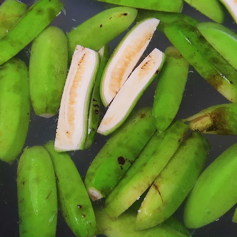 Step 1 Prepare the ingredients Thai-style green bananas with sugar