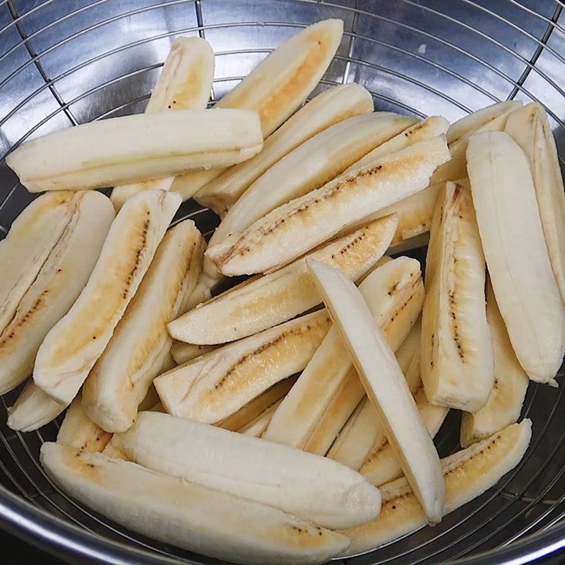 Step 1 Prepare the ingredients Thai-style green bananas with sugar