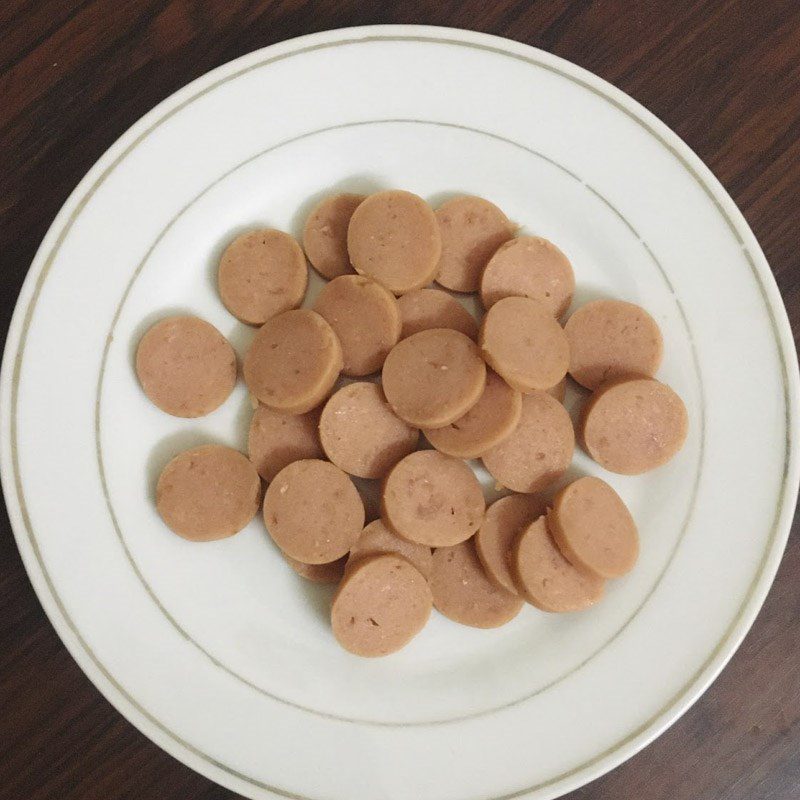 Step 1 Prepare the ingredients for sausage pizza using a non-stick pan