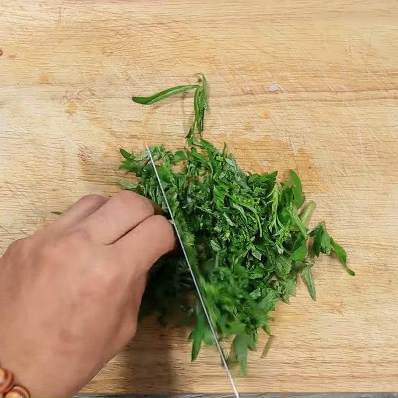 Step 1 Prepare the Ingredients for Fried Eggs with Mugwort