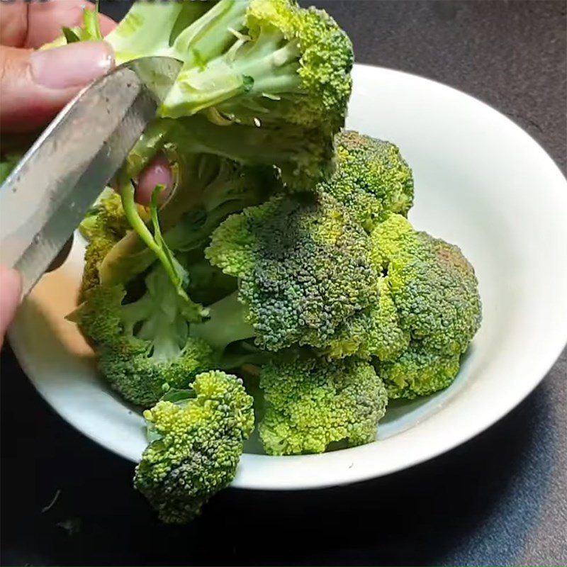 Step 1 Prepare the ingredients for Stir-fried Mushroom with Broccoli