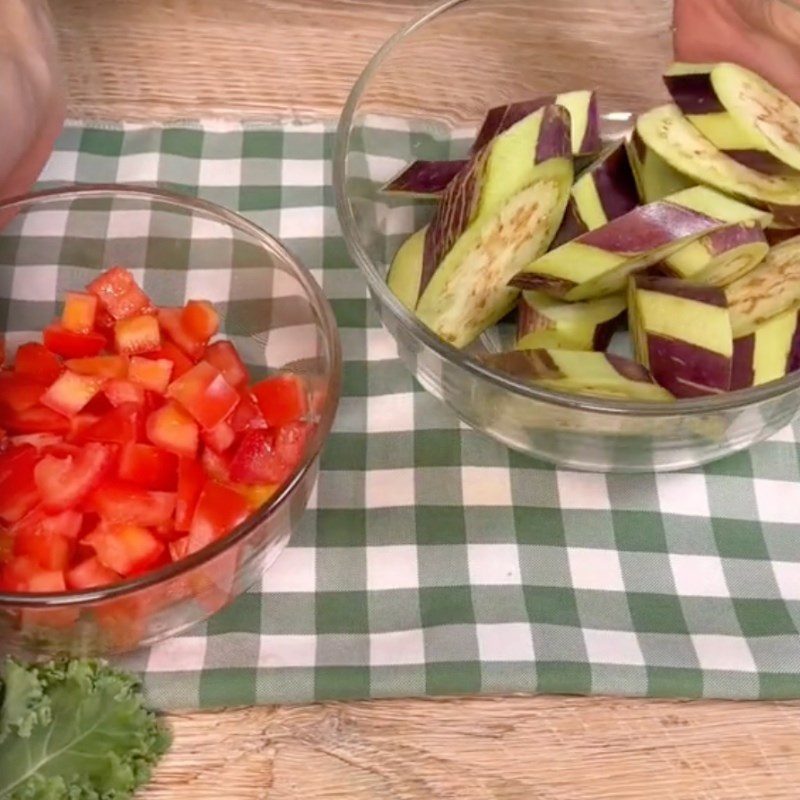 Step 1 Prepare the ingredients for Eggplant in Tomato Sauce (Recipe shared by Tiktok Vegetarian Kitchen XANH)