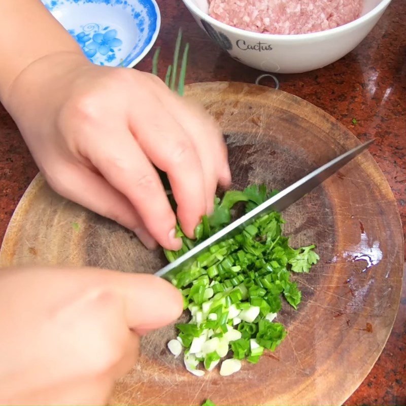 Step 1 Prepare the ingredients for minced meat tomato noodles