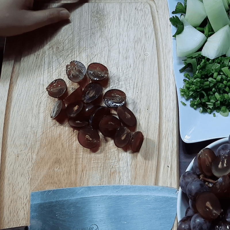 Step 1 Prepare the ingredients for fresh grape beef stew