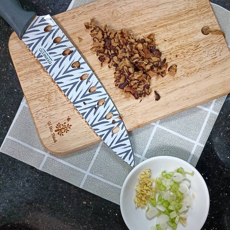 Step 1 Prepare the ingredients for Vegetarian Fried Noodles with Mushrooms