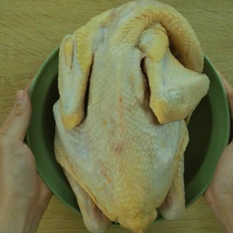 Step 1 Prepare the ingredients for steamed chicken with salt and lemongrass