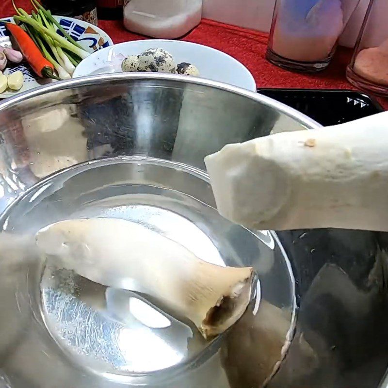 Step 1 Prepare the ingredients for Braised quail eggs with chicken thigh mushrooms