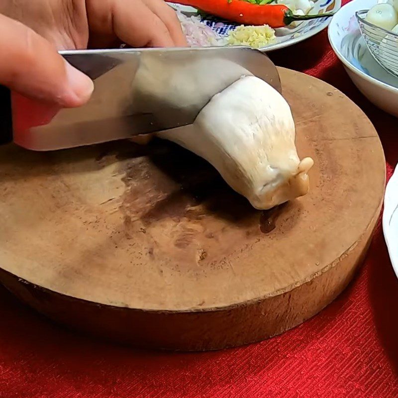 Step 1 Prepare the ingredients for Braised quail eggs with chicken thigh mushrooms