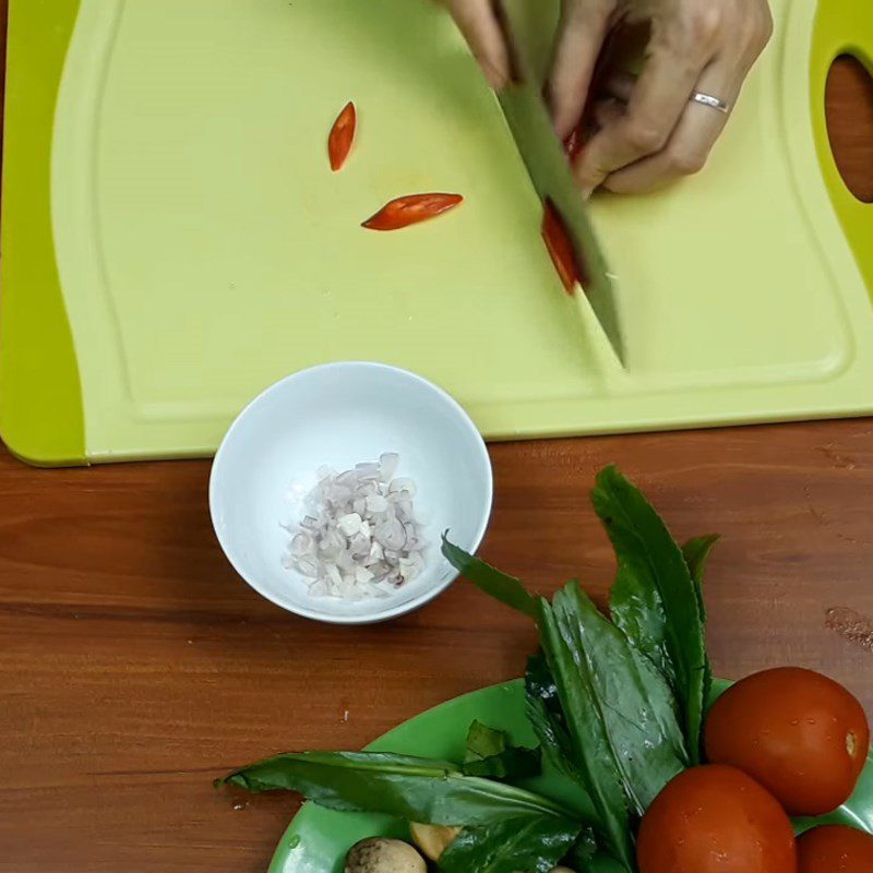 Step 1 Prepare the ingredients for Quail eggs braised with straw mushrooms and tomatoes