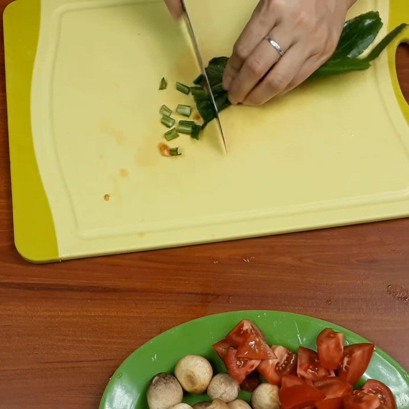 Step 1 Prepare the ingredients for Quail eggs braised with straw mushrooms and tomatoes