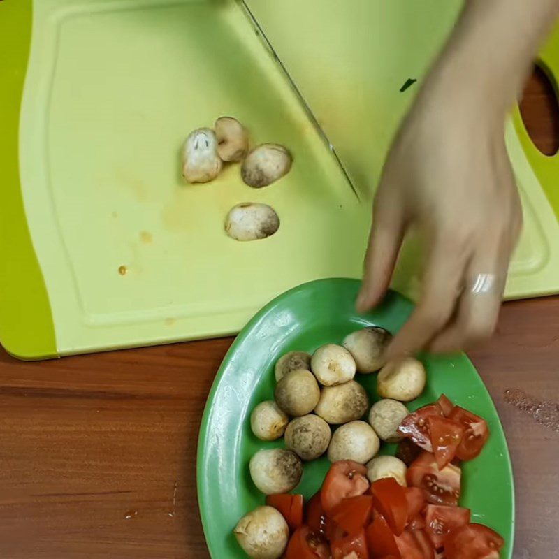 Step 1 Prepare the ingredients for Quail eggs braised with straw mushrooms and tomatoes