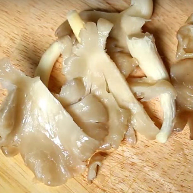 Step 1 Prepare the ingredients for Oyster Mushroom Soup with Lemongrass