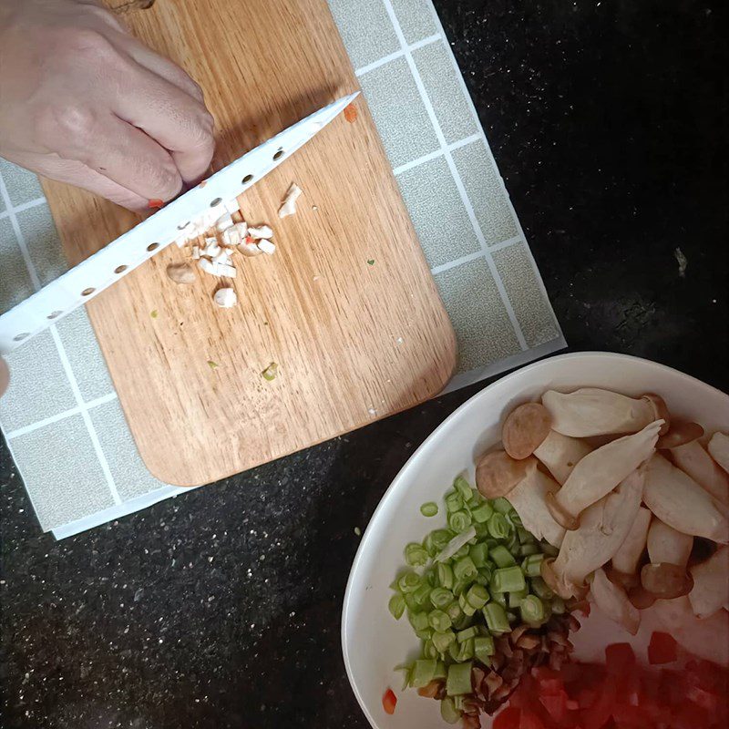 Step 1 Prepare the ingredients for Vegetarian Fried Noodles with Mushrooms