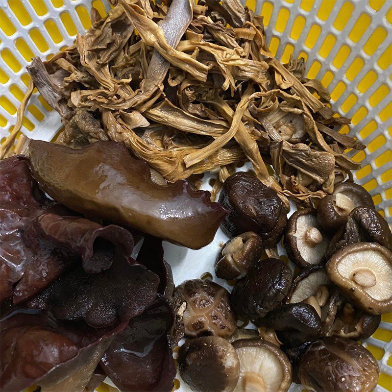 Step 1 Prepare the ingredients for Stir-fried Mixed Dried Bamboo Shoots Vegetarian