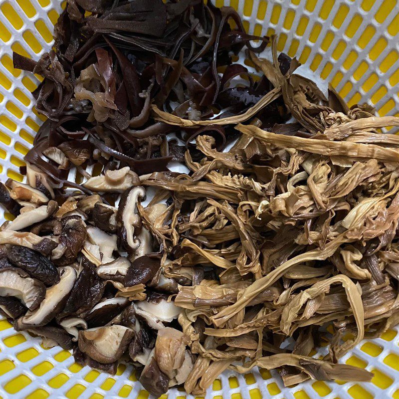 Step 1 Prepare the ingredients for Stir-fried Mixed Dried Bamboo Shoots Vegetarian