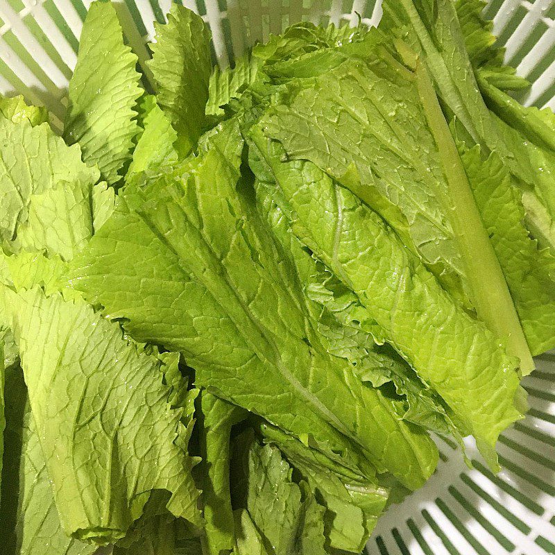 Step 1 Prepare ingredients for stir-fried mustard greens with fresh shrimp