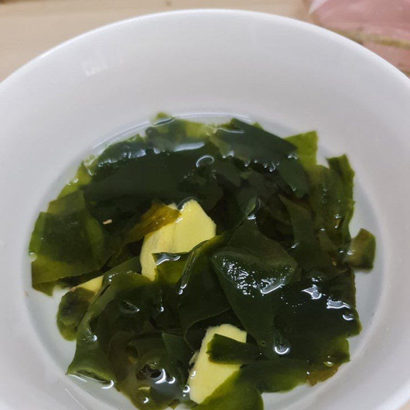 Step 1 Prepare the ingredients for Soft Tofu Seaweed Soup