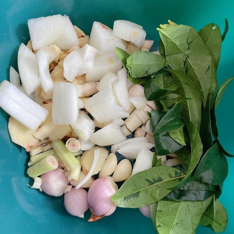 Step 1 Prepare ingredients for Grilled Pork Skewers with Moc Mat Leaves