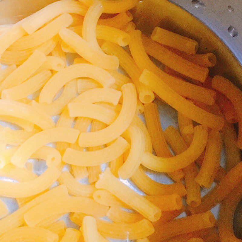 Step 1 Prepare the ingredients for Stir-fried Nui with Minced Meat and Tomato Sauce