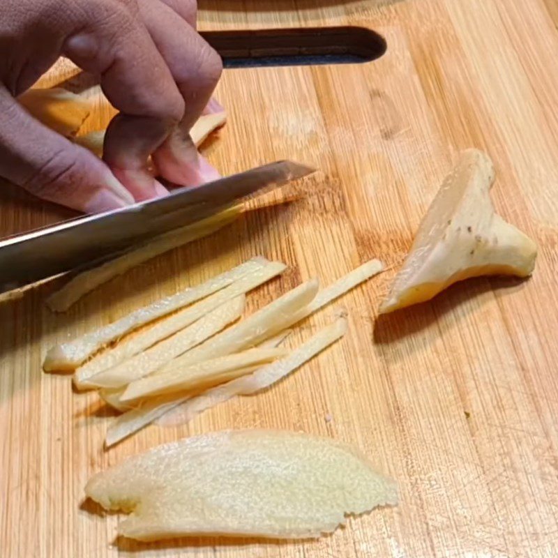 Step 1 Prepare ingredients for vegetarian ginger braised pineapple