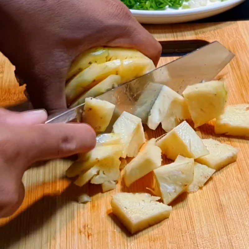 Step 1 Prepare ingredients for vegetarian ginger braised pineapple