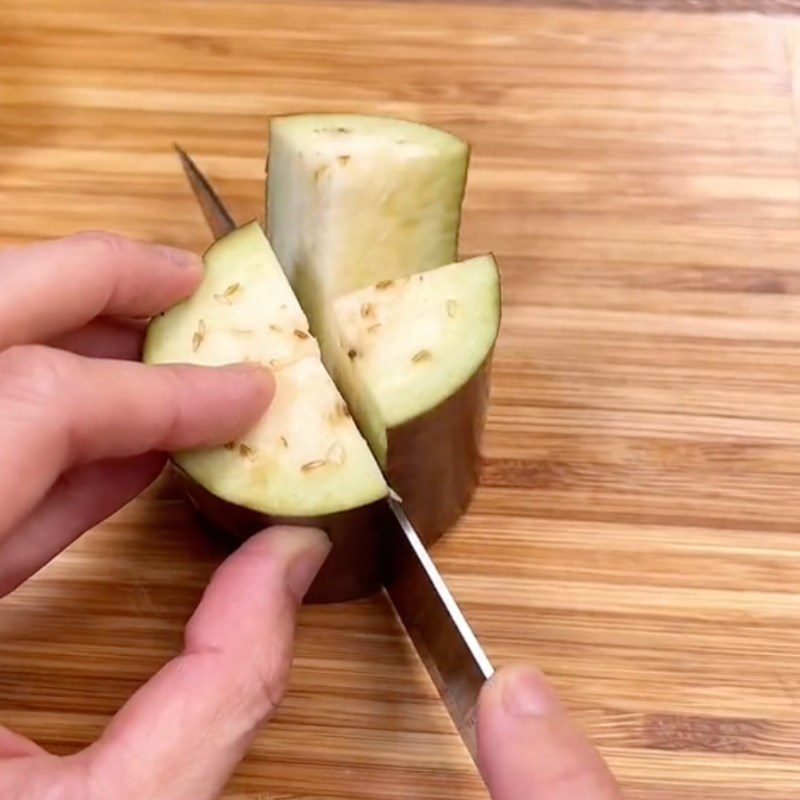 Step 1 Prepare the ingredients for Vegetarian Braised Eggplant (Recipe shared by Tiktok Vegetarian Kitchen XANH)