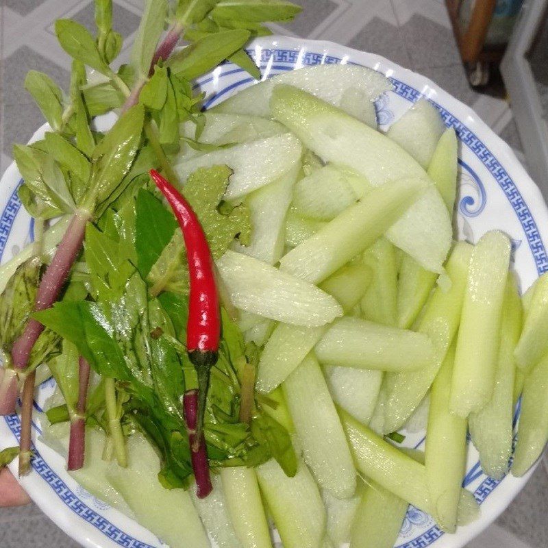 Step 1 Prepare the ingredients for sour eel soup with mint