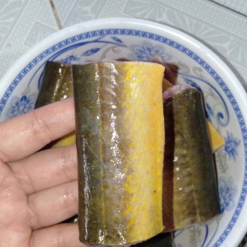 Step 1 Prepare the ingredients for sour eel soup with mint