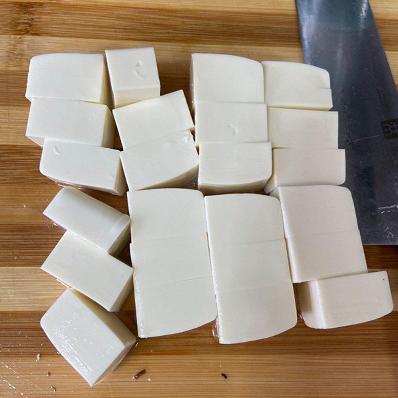 Step 1 Prepare the ingredients for Seaweed Tofu Soup