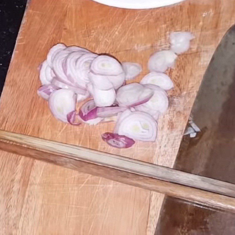 Step 1 Prepare the ingredients for Stir-fried Clams with Vietnamese Balm