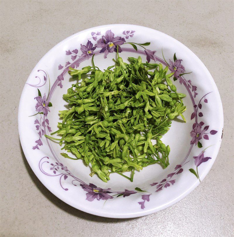 Step 1 Prepare the ingredients for stir-fried water lily flowers with mushrooms