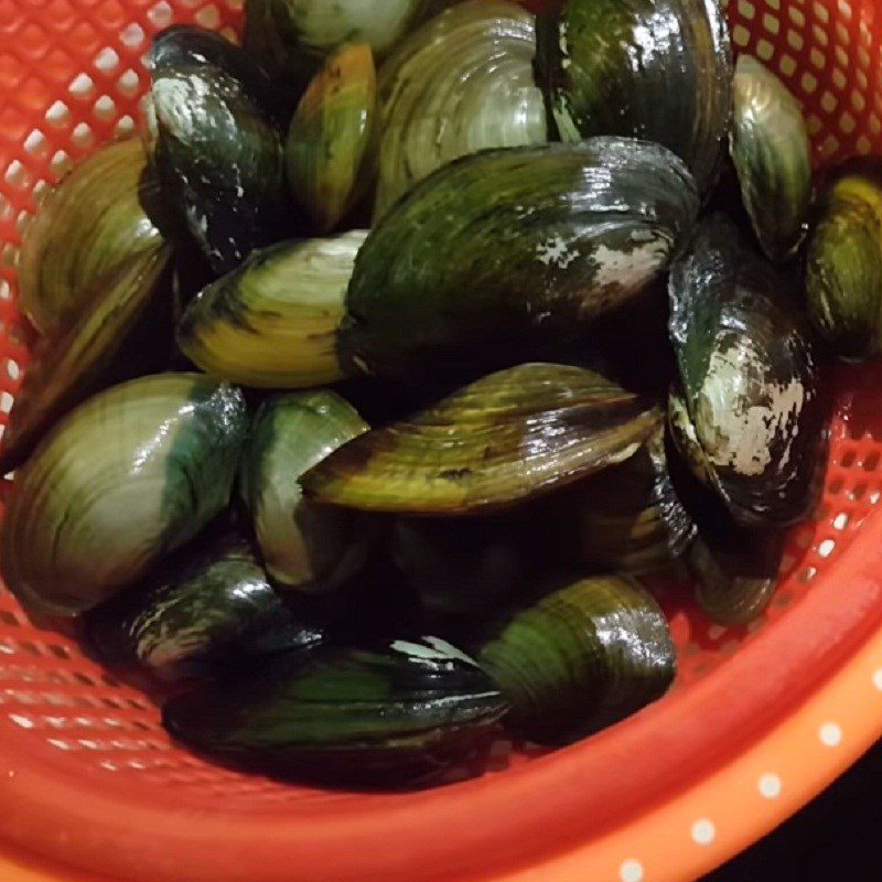 Step 1 Prepare the ingredients for Stir-fried Clams with Vietnamese Balm