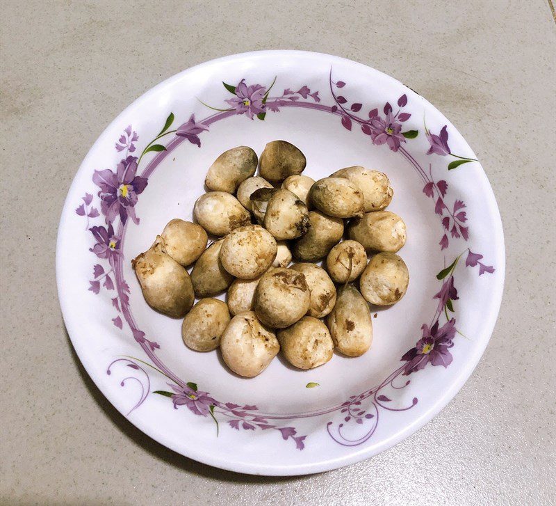 Step 1 Prepare the ingredients for stir-fried water lily flowers with mushrooms