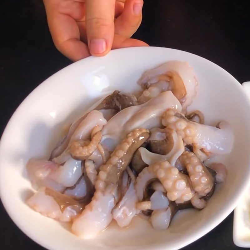 Step 1 Prepare the ingredients for Stir-fried Octopus with Ginger and Onion