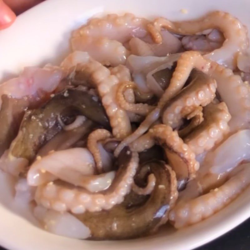 Step 1 Prepare the ingredients for Stir-fried Octopus with Ginger and Onion