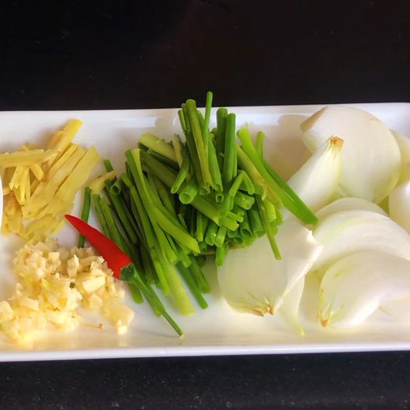 Step 1 Prepare the ingredients for Stir-fried Octopus with Ginger and Onion