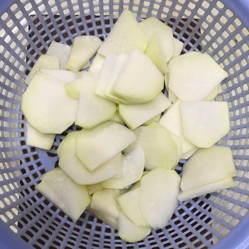 Step 1 Prepare the ingredients for stir-fried kohlrabi with pork