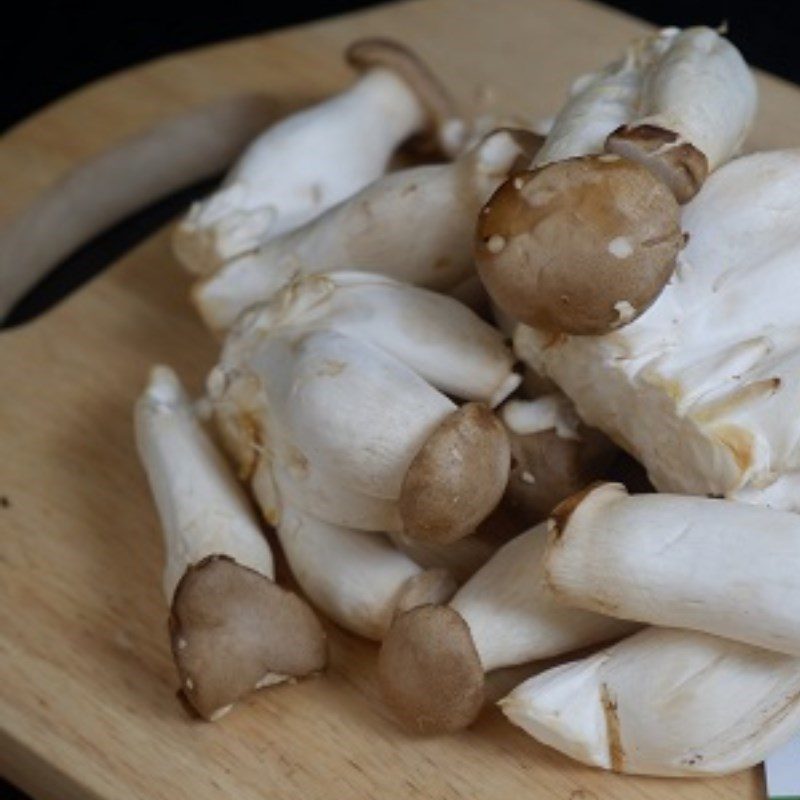 Step 1 Prepare the ingredients for Pepper Chicken Mushroom Stew (Recipe shared from TikTok Vegetarian Kitchen XANH)