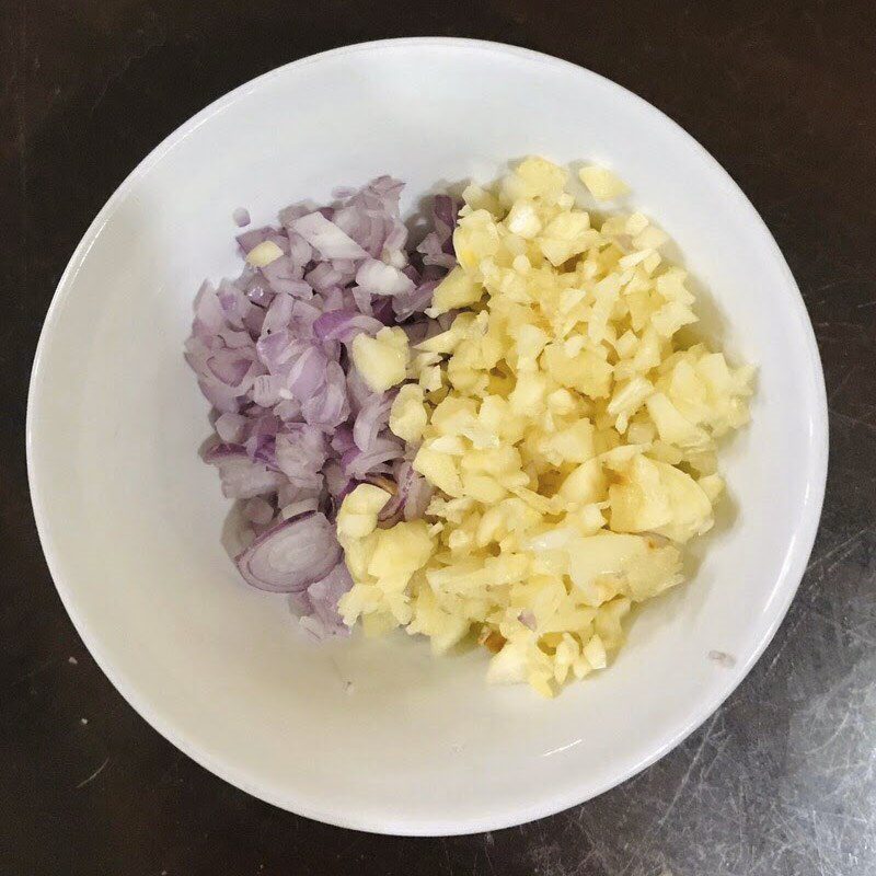 Step 1 Prepare the ingredients for stir-fried kohlrabi with pork