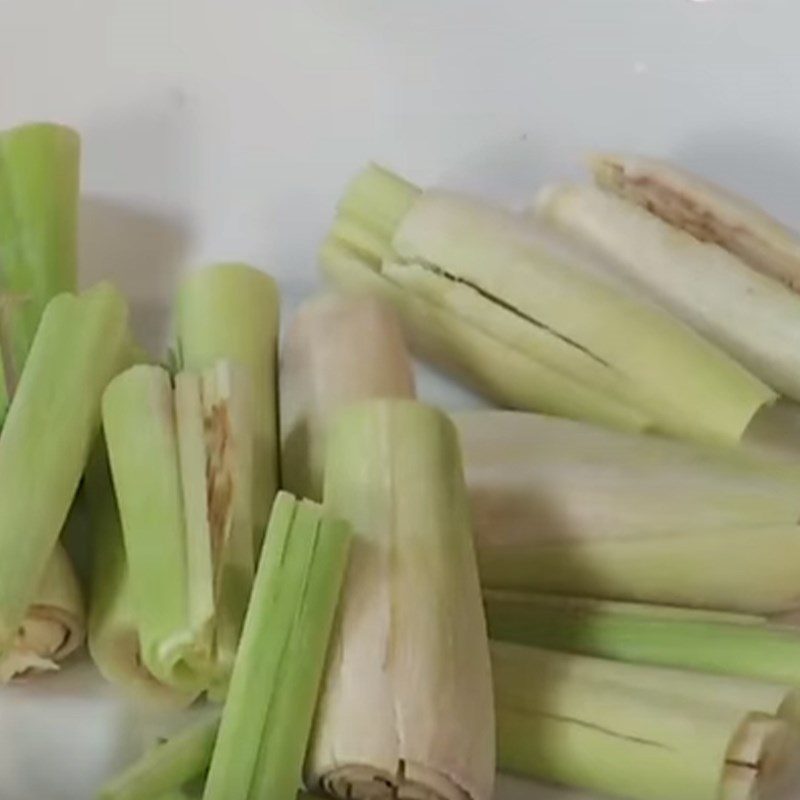 Step 1 Prepare the ingredients for steamed chicken with salt and lemongrass