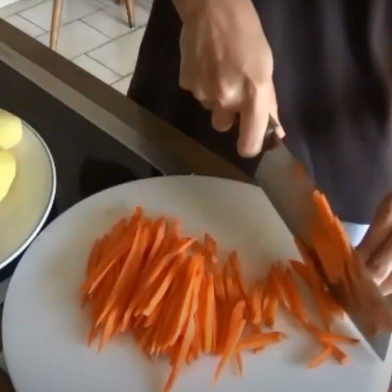 Step 1 Prepare the ingredients for crispy fried potato shrimp cakes